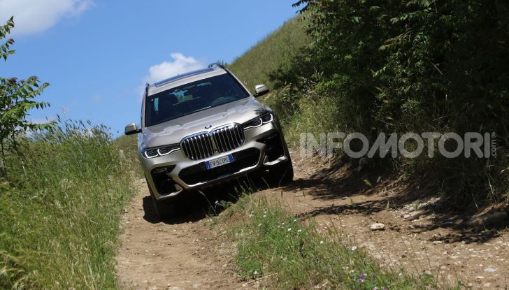 BMW X7 prova su strada del SUV ammiraglia da 94.900 euro - Foto 18 di 25
