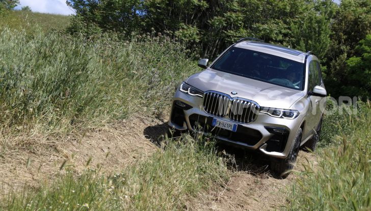 BMW X7 prova su strada del SUV ammiraglia da 94.900 euro - Foto 8 di 25
