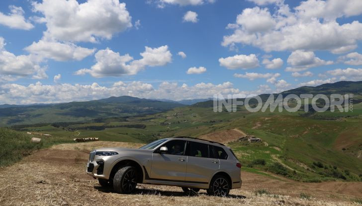 BMW X7 prova su strada del SUV ammiraglia da 94.900 euro - Foto 24 di 25
