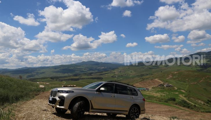 BMW X7 prova su strada del SUV ammiraglia da 94.900 euro - Foto 10 di 25