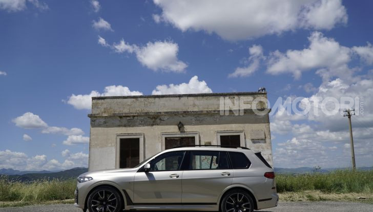 BMW X7 prova su strada del SUV ammiraglia da 94.900 euro - Foto 23 di 25