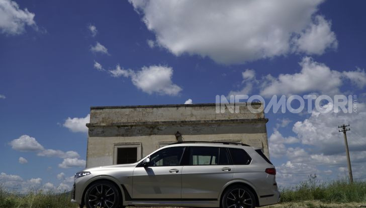 BMW X7 prova su strada del SUV ammiraglia da 94.900 euro - Foto 11 di 25