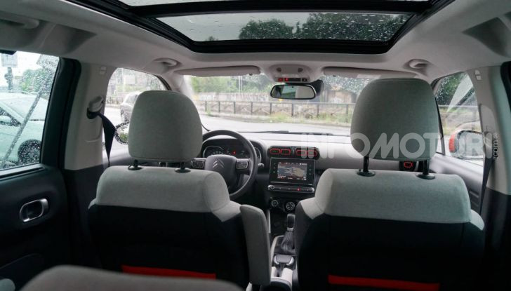 Prova video Citroen C3 Aircross: stilosa si, ma senza perdere in versatilità e spazio - Foto 2 di 50