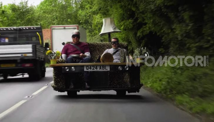[VIDEO] Edd China ha costruito un divano da 140Km/h omologato per la strada - Foto 9 di 22