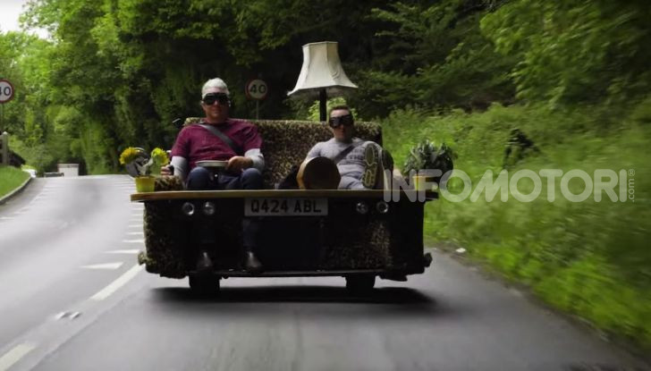 [VIDEO] Edd China ha costruito un divano da 140Km/h omologato per la strada - Foto 17 di 22