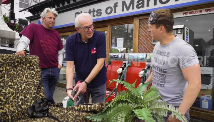 [VIDEO] Edd China ha costruito un divano da 140Km/h omologato per la strada - Foto 18 di 22