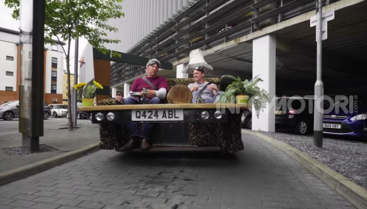 [VIDEO] Edd China ha costruito un divano da 140Km/h omologato per la strada - Foto 19 di 22