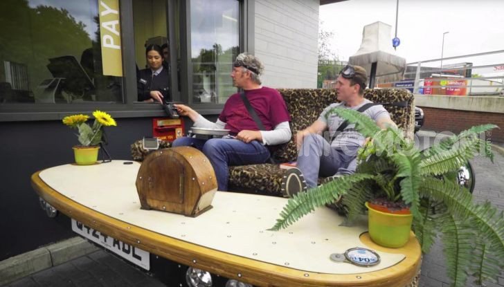 [VIDEO] Edd China ha costruito un divano da 140Km/h omologato per la strada - Foto 20 di 22