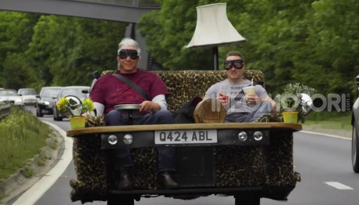 [VIDEO] Edd China ha costruito un divano da 140Km/h omologato per la strada - Foto 22 di 22