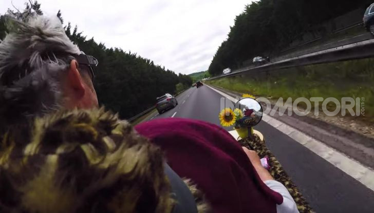 [VIDEO] Edd China ha costruito un divano da 140Km/h omologato per la strada - Foto 21 di 22