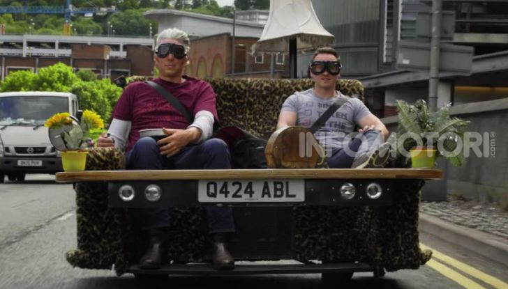 [VIDEO] Edd China ha costruito un divano da 140Km/h omologato per la strada - Foto 1 di 22