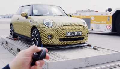 Mini Cooper SE, l’elettrica capace di trainare un Boeing 777F