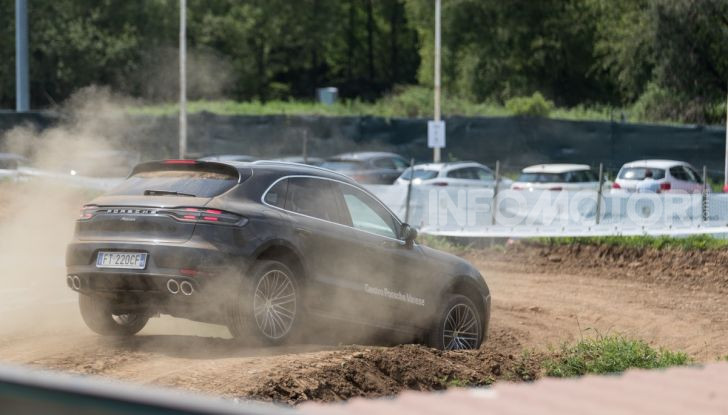 Tutti i segreti per guidare una Porsche in fuoristrada - Foto 10 di 22