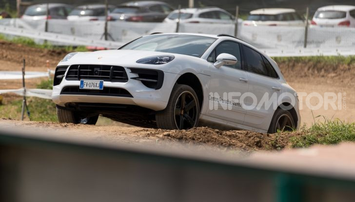 Tutti i segreti per guidare una Porsche in fuoristrada - Foto 2 di 22