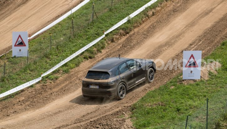 Tutti i segreti per guidare una Porsche in fuoristrada - Foto 19 di 22