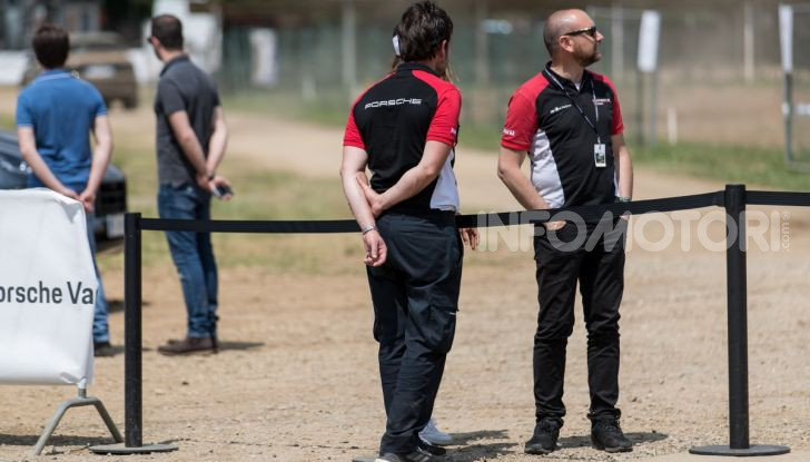 Tutti i segreti per guidare una Porsche in fuoristrada - Foto 21 di 22