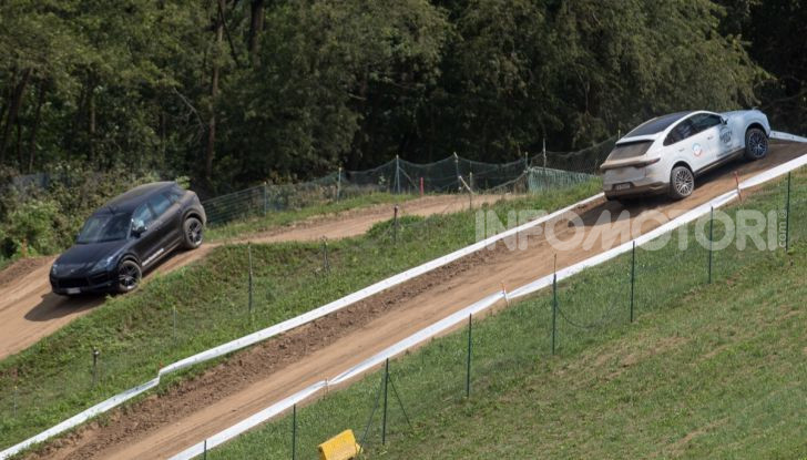 Tutti i segreti per guidare una Porsche in fuoristrada - Foto 11 di 22
