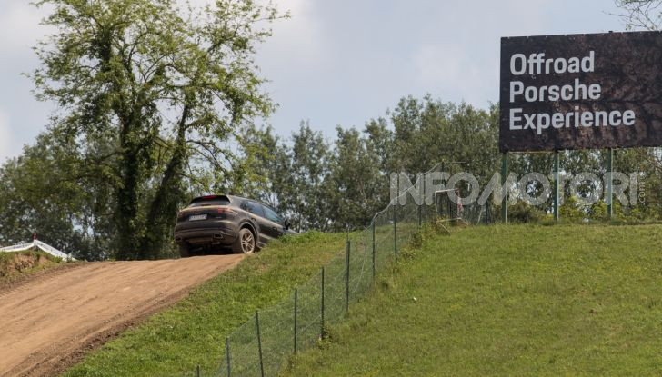 Tutti i segreti per guidare una Porsche in fuoristrada - Foto 15 di 22