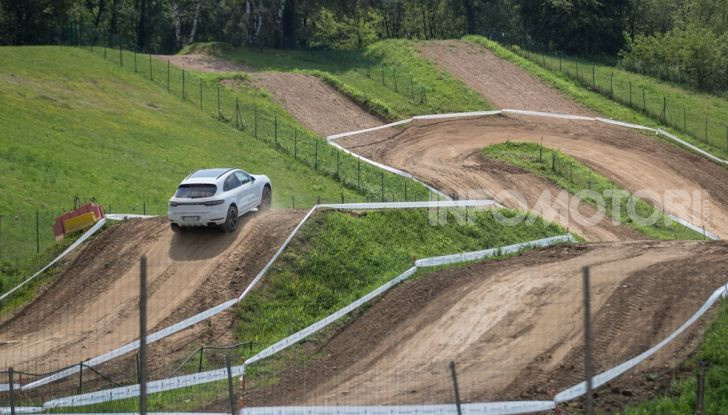Tutti i segreti per guidare una Porsche in fuoristrada - Foto 7 di 22