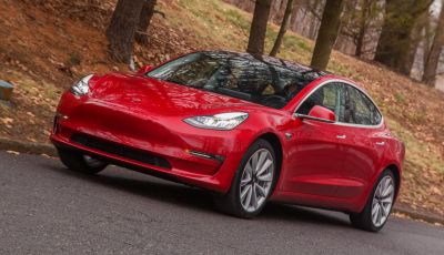 Una nonna di 83 anni guida quotidianamente la sua Tesla Model 3