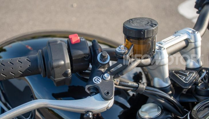 Prova Triumph Speed Twin, torna al 1938 e mostra i muscoli - Foto 17 di 32