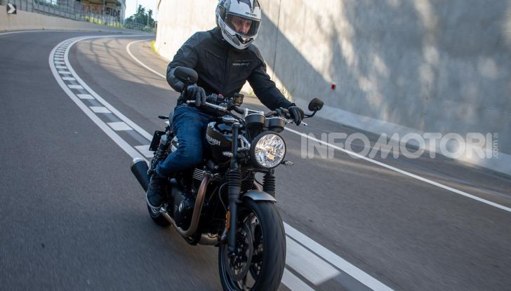 Prova Triumph Speed Twin, torna al 1938 e mostra i muscoli - Foto 22 di 32