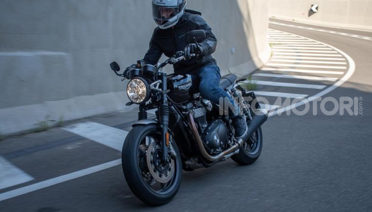 Prova Triumph Speed Twin, torna al 1938 e mostra i muscoli - Foto 24 di 32