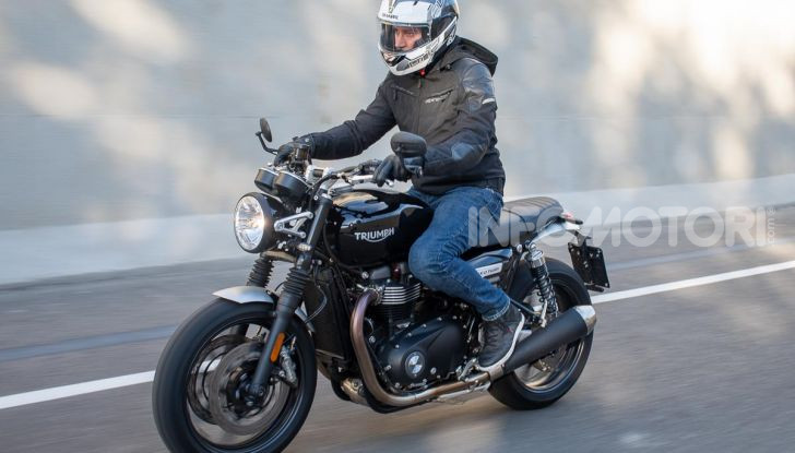 Prova Triumph Speed Twin, torna al 1938 e mostra i muscoli - Foto 26 di 32