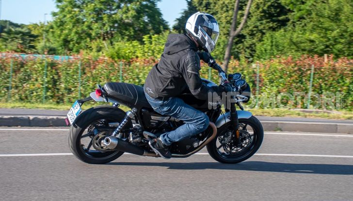 Prova Triumph Speed Twin, torna al 1938 e mostra i muscoli - Foto 31 di 32