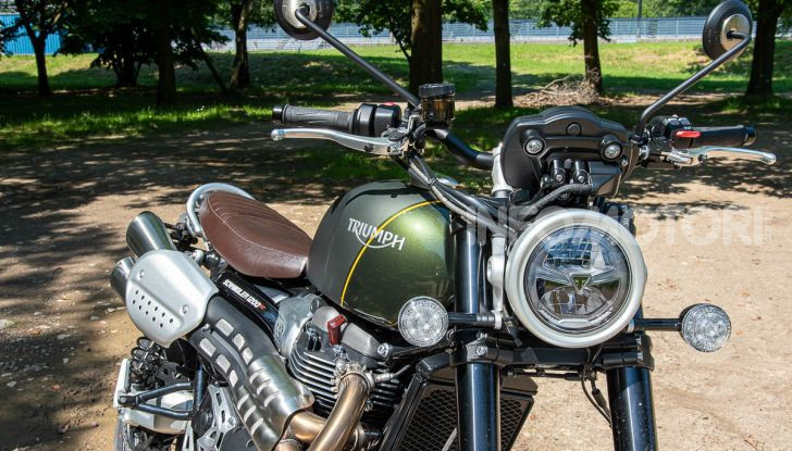 Prova Triumph Scrambler 1200 XC: modern classic dallo stile inconfondibile - Foto 11 di 48
