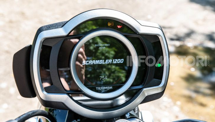 Prova Triumph Scrambler 1200 XC: modern classic dallo stile inconfondibile - Foto 13 di 48