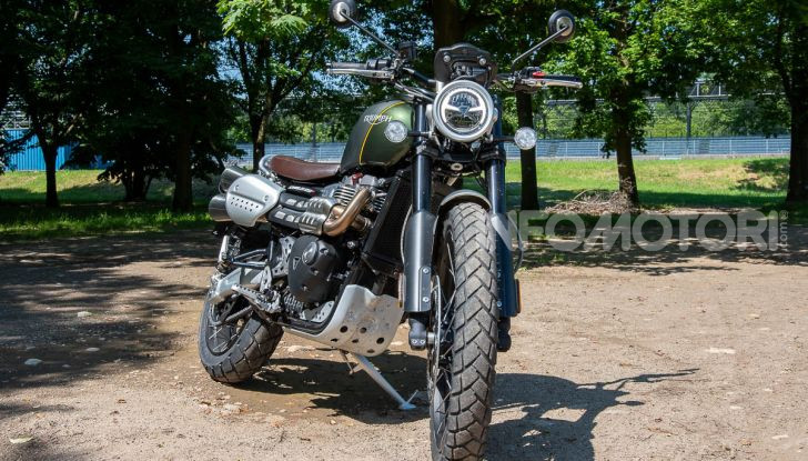 Prova Triumph Scrambler 1200 XC: modern classic dallo stile inconfondibile - Foto 14 di 48