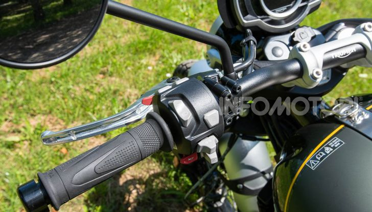 Prova Triumph Scrambler 1200 XC: modern classic dallo stile inconfondibile - Foto 15 di 48