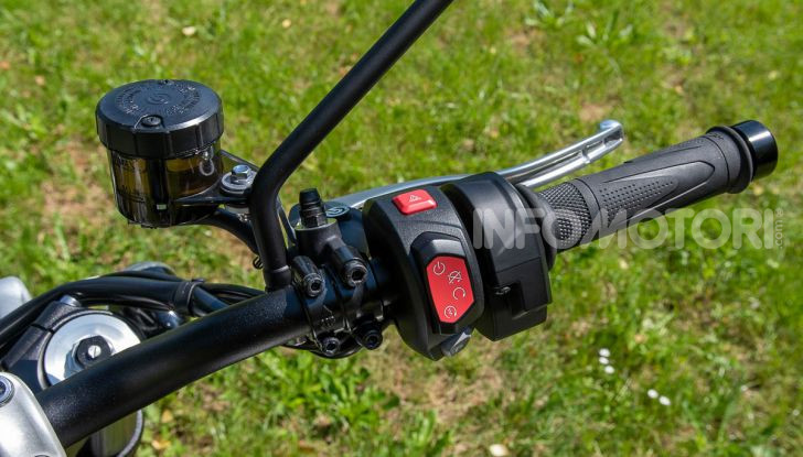 Prova Triumph Scrambler 1200 XC: modern classic dallo stile inconfondibile - Foto 16 di 48