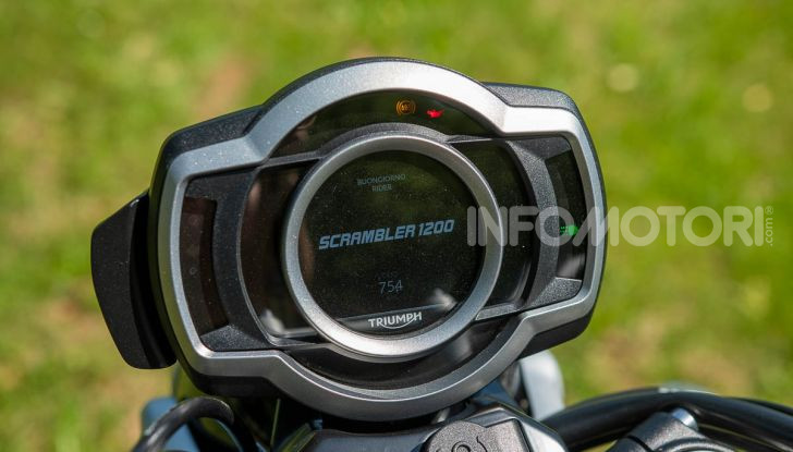Prova Triumph Scrambler 1200 XC: modern classic dallo stile inconfondibile - Foto 17 di 48