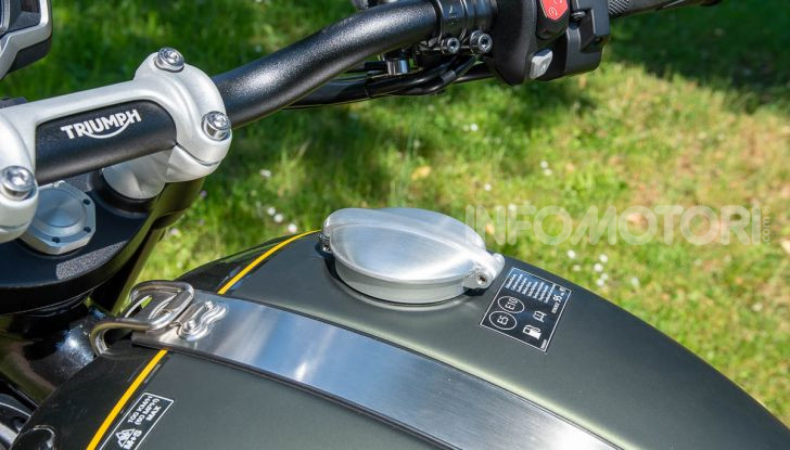 Prova Triumph Scrambler 1200 XC: modern classic dallo stile inconfondibile - Foto 29 di 48