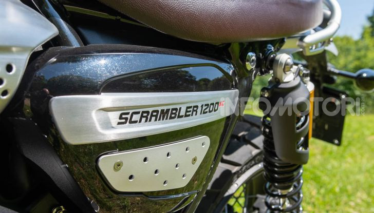 Prova Triumph Scrambler 1200 XC: modern classic dallo stile inconfondibile - Foto 32 di 48