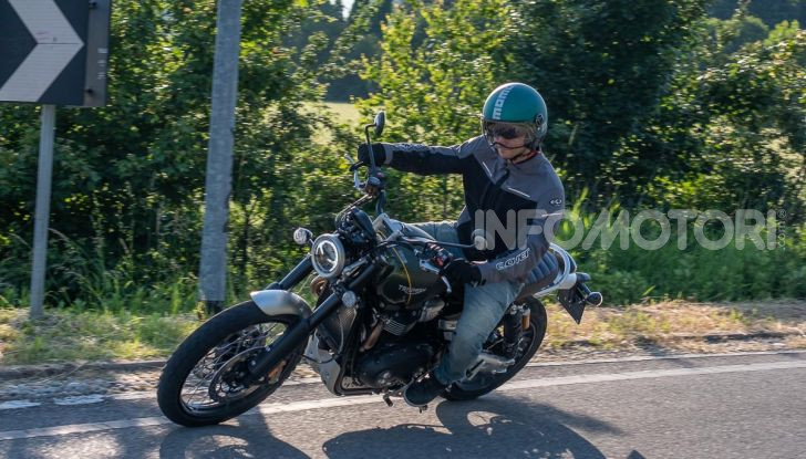 Prova Triumph Scrambler 1200 XC: modern classic dallo stile inconfondibile - Foto 39 di 48