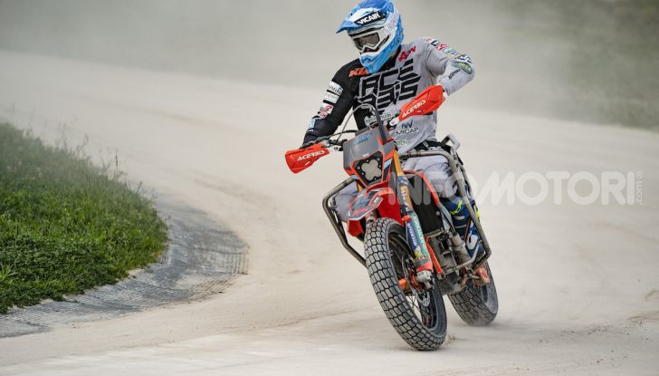 Nicola Dutto sfida Valentino Rossi nel Ranch di Tavullia - Foto 3 di 7