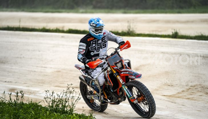 Nicola Dutto sfida Valentino Rossi nel Ranch di Tavullia - Foto 4 di 7