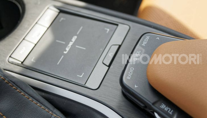[VIDEO] Lexus UX 250h, il premium hybrid ha l’asso nella manica! - Foto 19 di 58