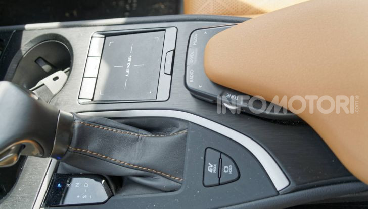 [VIDEO] Lexus UX 250h, il premium hybrid ha l’asso nella manica! - Foto 25 di 58