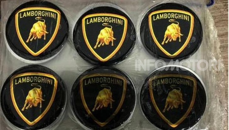 Scoperta fabbrica di Ferrari e Lamborghini Replica, due arresti - Foto 4 di 6