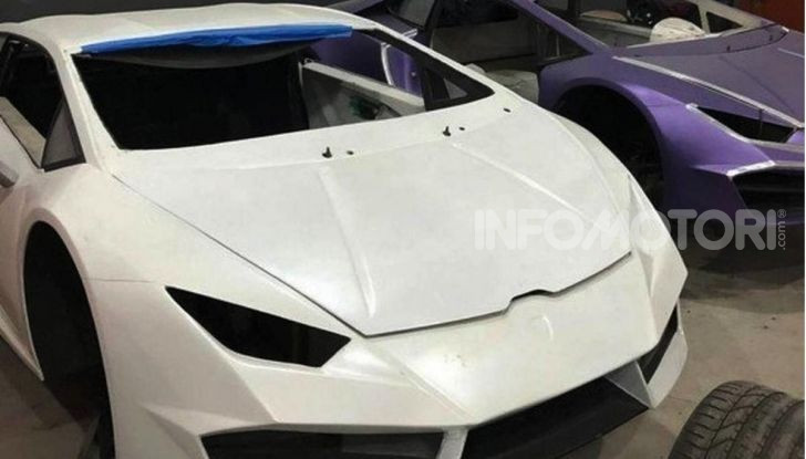 Scoperta fabbrica di Ferrari e Lamborghini Replica, due arresti - Foto 1 di 6