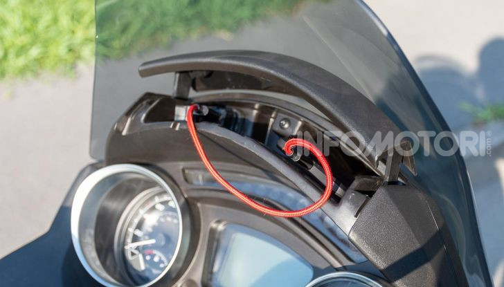 Piaggio MP3 300 HPE vano cellulare presa usb