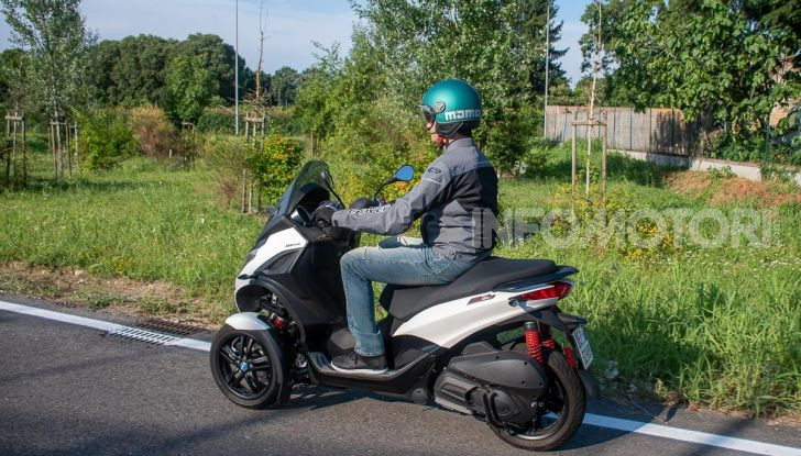 Prova Piaggio MP3 300 HPE, lo Yourban cambia nome e diventa un potente GT - Foto 32 di 40