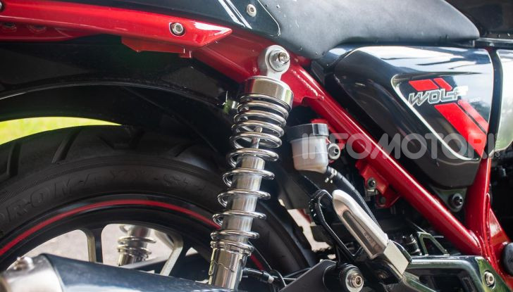 Prova su strada Sym Wolf Cafè Racer 300, per tutti e con stile - Foto 13 di 26