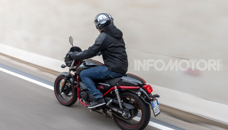 Prova su strada Sym Wolf Cafè Racer 300, per tutti e con stile - Foto 23 di 26