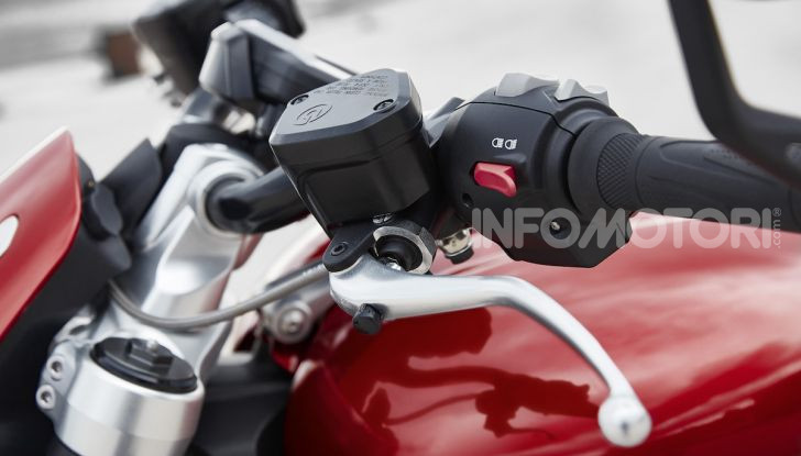 Triumph presenta Rocket 3 R e Rocket 3 GT: due versioni con numeri da record - Foto 17 di 21