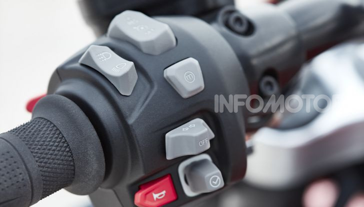 Triumph presenta Rocket 3 R e Rocket 3 GT: due versioni con numeri da record - Foto 19 di 21